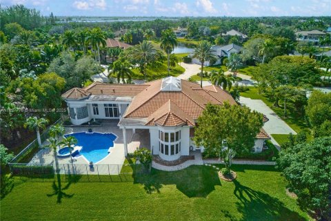 House in Weston, Florida 4 bedrooms, 436.64 sq.m. № 1806253 - photo 5