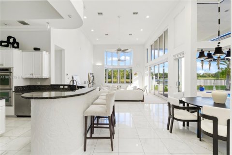 House in Weston, Florida 4 bedrooms, 436.64 sq.m. № 1806253 - photo 10