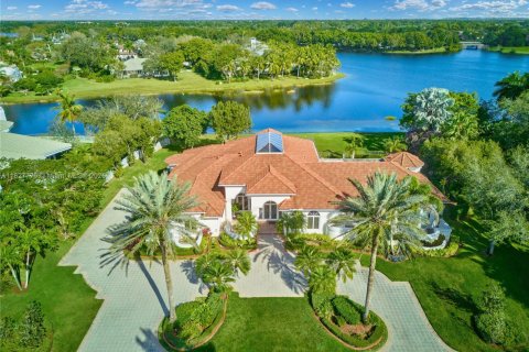 House in Weston, Florida 4 bedrooms, 436.64 sq.m. № 1806253 - photo 1