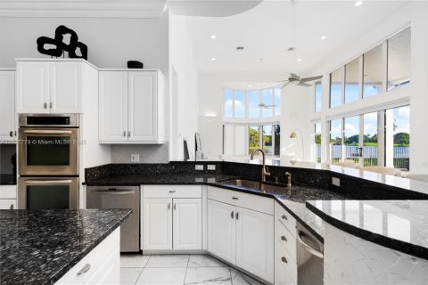 House in Weston, Florida 4 bedrooms, 436.64 sq.m. № 1806253 - photo 16