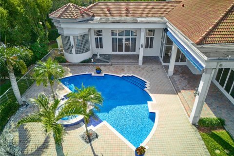 House in Weston, Florida 4 bedrooms, 436.64 sq.m. № 1806253 - photo 6