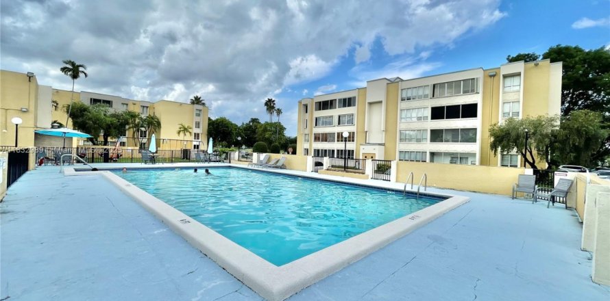 Condominio en Miami, Florida, 2 dormitorios  № 1811464