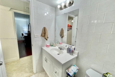 Condominio en alquiler en Miami, Florida, 2 dormitorios, 123.56 m2 № 1811464 - foto 23
