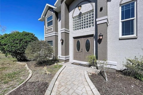 House in New Port Richey, Florida 5 bedrooms, 305.93 sq.m. № 2147520 - photo 3