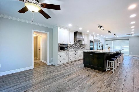 House in New Port Richey, Florida 5 bedrooms, 305.93 sq.m. № 2147520 - photo 22