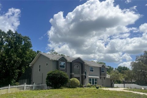 House in New Port Richey, Florida 5 bedrooms, 305.93 sq.m. № 2147520 - photo 2