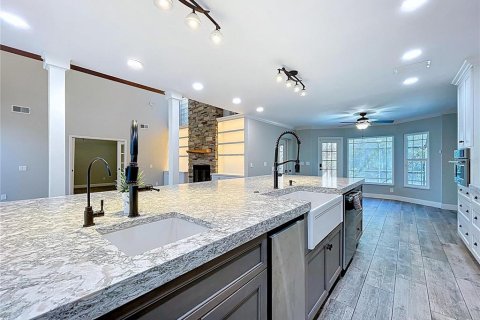 House in New Port Richey, Florida 5 bedrooms, 305.93 sq.m. № 2147520 - photo 17