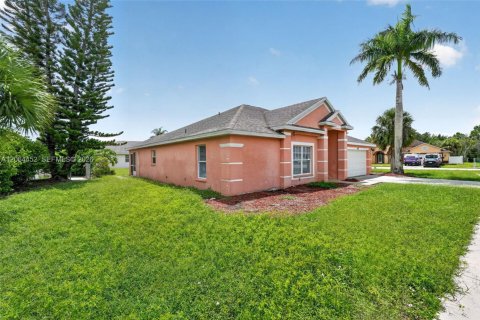 House in Lehigh Acres, Florida 3 bedrooms № 2281927 - photo 2