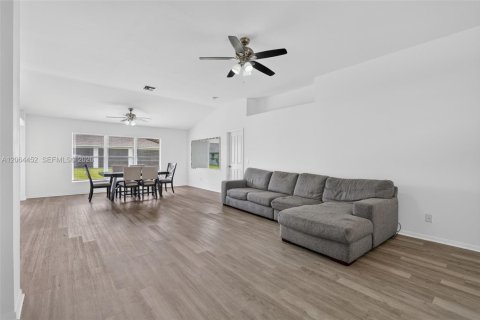 House in Lehigh Acres, Florida 3 bedrooms № 2281927 - photo 4