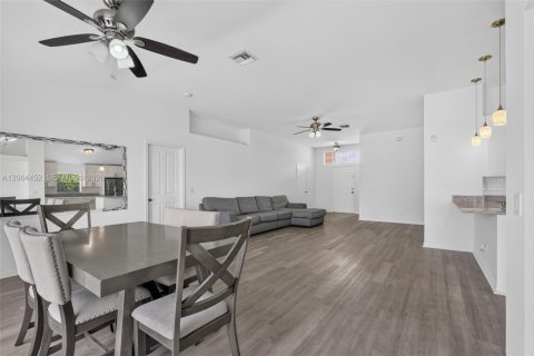 House in Lehigh Acres, Florida 3 bedrooms № 2281927 - photo 5