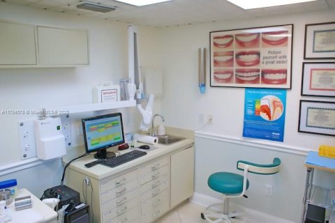 Commercial property in Miami, Florida № 1938216 - photo 11