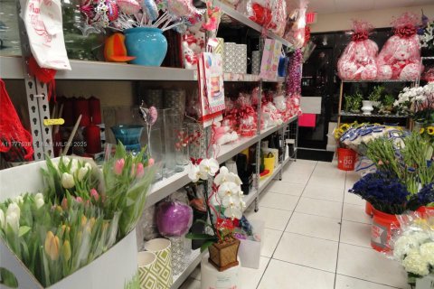 Propiedad comercial en venta en Miami, Florida № 1981857 - foto 9