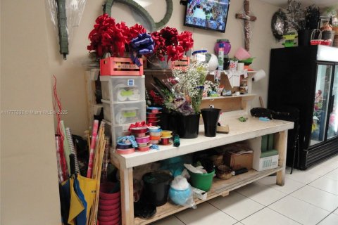 Propiedad comercial en venta en Miami, Florida № 1981857 - foto 17