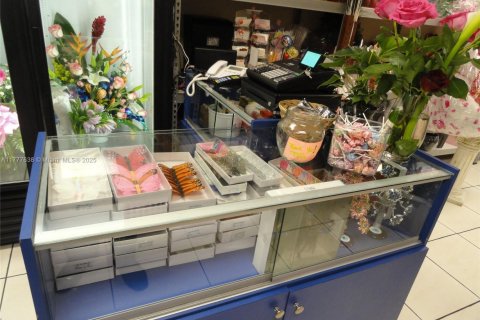 Propiedad comercial en venta en Miami, Florida № 1981857 - foto 12