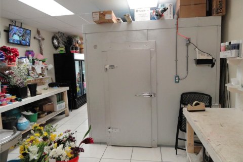 Propiedad comercial en venta en Miami, Florida № 1981857 - foto 19