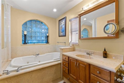 House in Winter Garden, Florida 4 bedrooms, 283.35 sq.m. № 1907011 - photo 23
