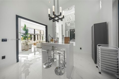 House in Miami, Florida 7 bedrooms, 685.99 sq.m. № 2046501 - photo 22