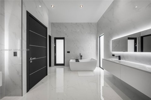 House in Miami, Florida 7 bedrooms, 685.99 sq.m. № 2046501 - photo 29