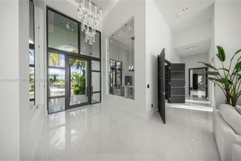House in Miami, Florida 7 bedrooms, 685.99 sq.m. № 2046501 - photo 5