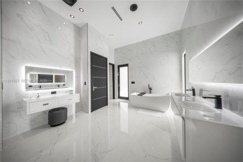 House in Miami, Florida 7 bedrooms, 685.99 sq.m. № 2046501 - photo 28
