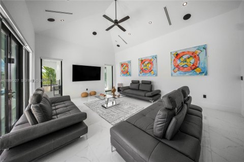 House in Miami, Florida 7 bedrooms, 685.99 sq.m. № 2046501 - photo 16