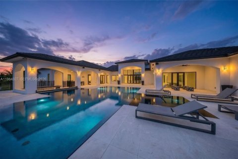 House in Miami, Florida 7 bedrooms, 685.99 sq.m. № 2046501 - photo 3