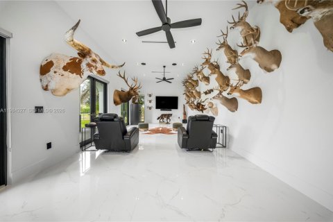 House in Miami, Florida 7 bedrooms, 685.99 sq.m. № 2046501 - photo 11