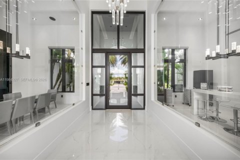 House in Miami, Florida 7 bedrooms, 685.99 sq.m. № 2046501 - photo 4