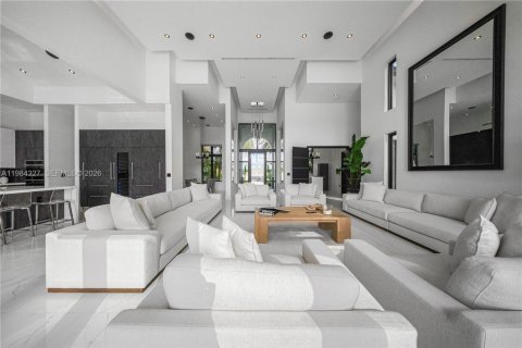 House in Miami, Florida 7 bedrooms, 685.99 sq.m. № 2046501 - photo 9