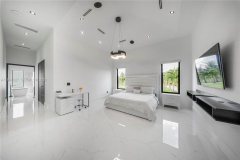 House in Miami, Florida 7 bedrooms, 685.99 sq.m. № 2046501 - photo 25