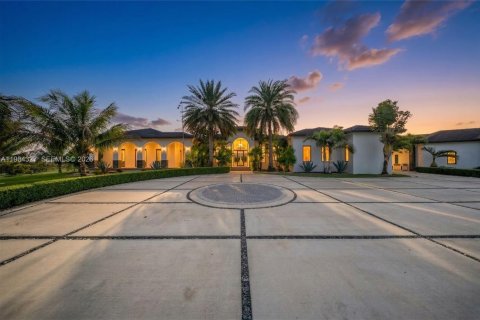 House in Miami, Florida 7 bedrooms, 685.99 sq.m. № 2046501