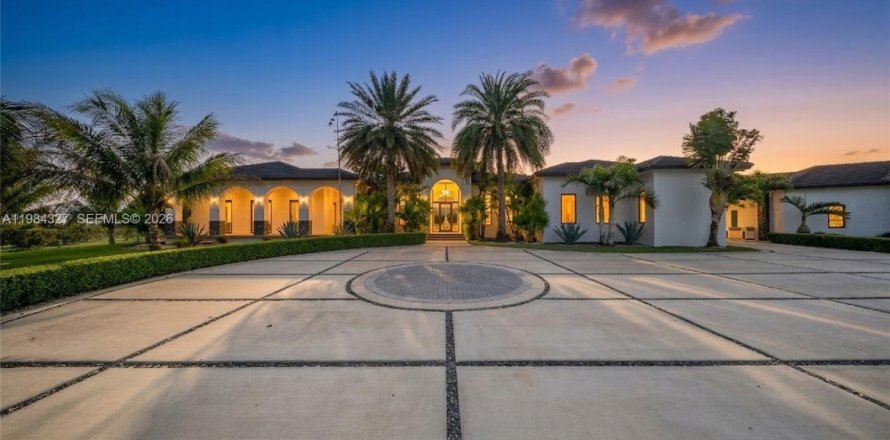 House in Miami, Florida 7 bedrooms, 685.99 sq.m. № 2046501