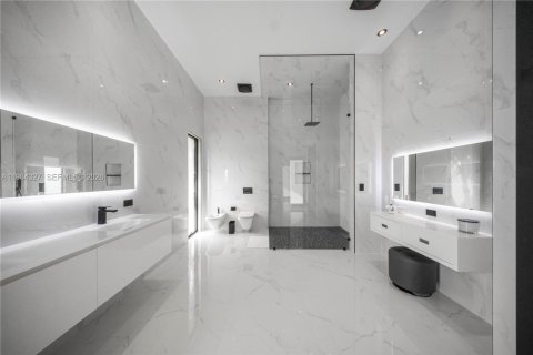 House in Miami, Florida 7 bedrooms, 685.99 sq.m. № 2046501 - photo 27