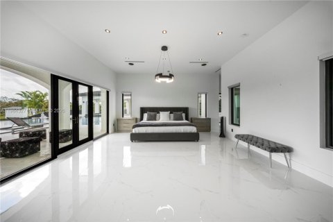 House in Miami, Florida 7 bedrooms, 685.99 sq.m. № 2046501 - photo 30