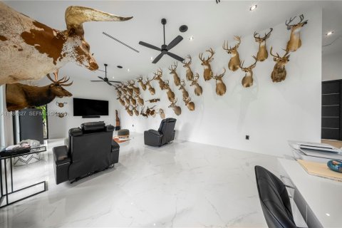 House in Miami, Florida 7 bedrooms, 685.99 sq.m. № 2046501 - photo 12