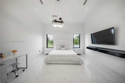 House in Miami, Florida 7 bedrooms, 685.99 sq.m. № 2046501 - photo 26