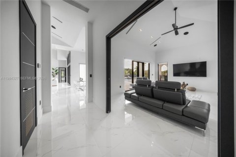 House in Miami, Florida 7 bedrooms, 685.99 sq.m. № 2046501 - photo 8