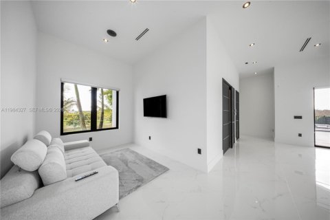 House in Miami, Florida 7 bedrooms, 685.99 sq.m. № 2046501 - photo 14