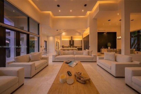 House in Miami, Florida 7 bedrooms, 685.99 sq.m. № 2046501 - photo 7