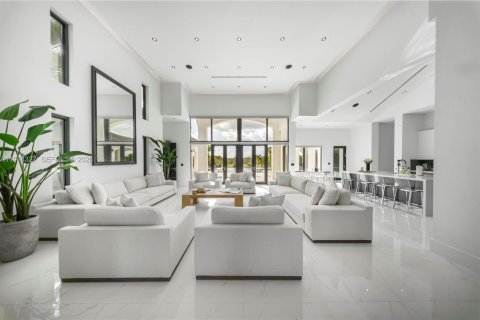 House in Miami, Florida 7 bedrooms, 685.99 sq.m. № 2046501 - photo 13