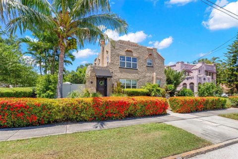 House in Saint Petersburg, Florida 3 bedrooms, 213.3 sq.m. № 2220867 - photo 2