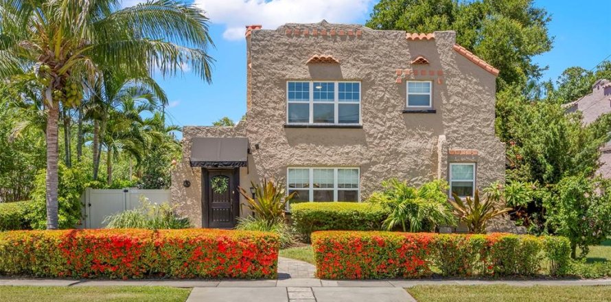 House in Saint Petersburg, Florida 3 bedrooms, 213.3 sq.m. № 2220867