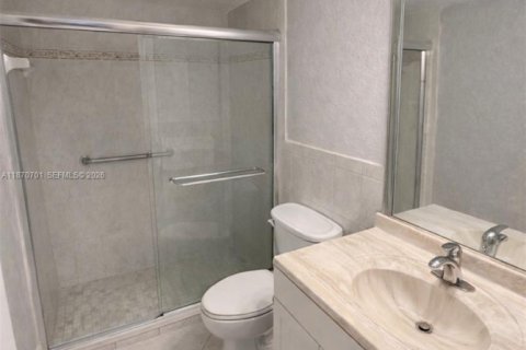 Condo in Hallandale Beach, Florida, 2 bedrooms  № 1979568 - photo 19