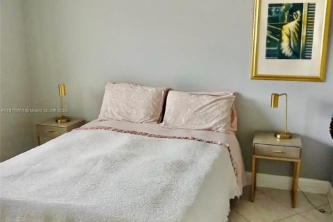 Condominio en venta en Hallandale Beach, Florida, 2 dormitorios, 102.19 m2 № 1979568 - foto 9