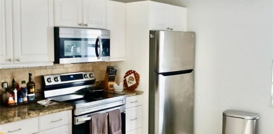 Condominio en Hallandale Beach, Florida, 2 dormitorios  № 1979568