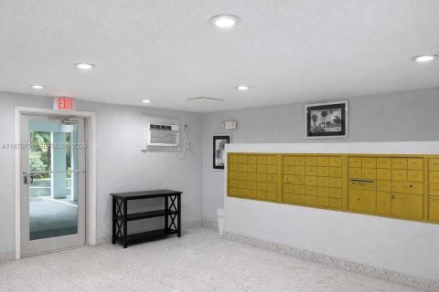 Condo in Hallandale Beach, Florida, 2 bedrooms  № 1979568 - photo 20