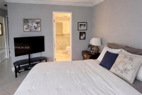 Condo in Hallandale Beach, Florida, 2 bedrooms  № 1979568 - photo 18