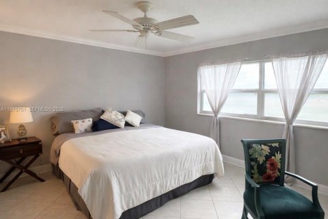 Condo in Hallandale Beach, Florida, 2 bedrooms  № 1979568 - photo 16