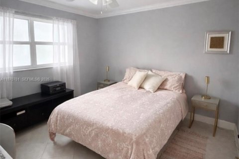 Condo in Hallandale Beach, Florida, 2 bedrooms  № 1979568 - photo 12
