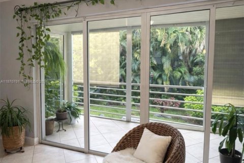 Condo in Hallandale Beach, Florida, 2 bedrooms  № 1979568 - photo 14